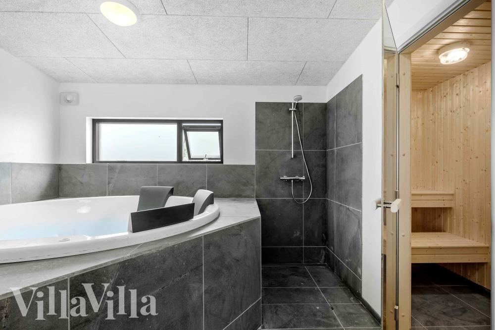 Im Luxusferienhaus Nr. 1014 für 16 Personen gibt es Bad mit Dusche.