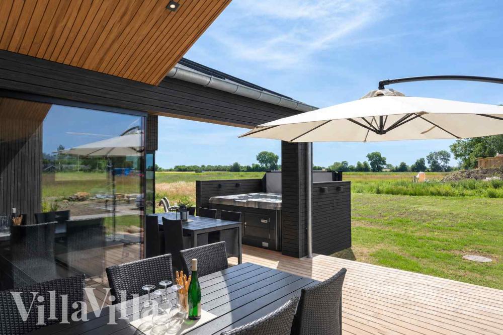 Das Luxusferienhaus Nr. 1023 hat eine tolle Terrasse, die mit hochwertigen Gartenmöbeln für 16 Personen ausgestattet ist.