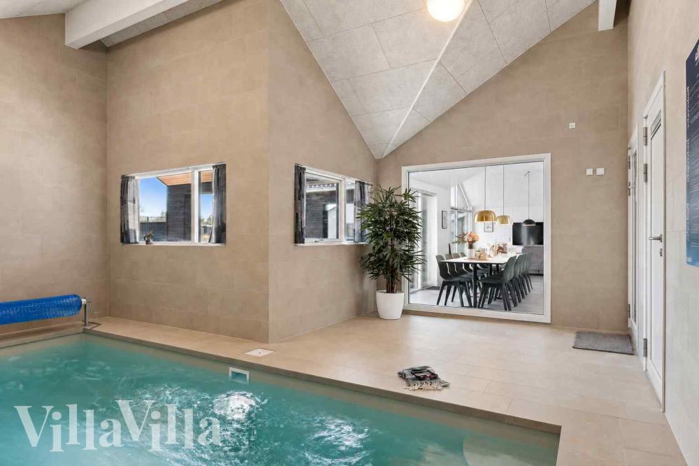 Das Ferienhaus 997 hat einen schicken Poolbereich mit Wasserrutsche, einem geräumigen, eingelassenen Whirlpool und einer Sauna.