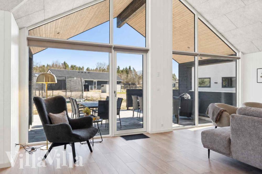 Die Couch im Luxusferienhaus Nr. 997 in Nordseeland lädt zu Gesellschaftsspielen oder zu Kinoabenden ein.