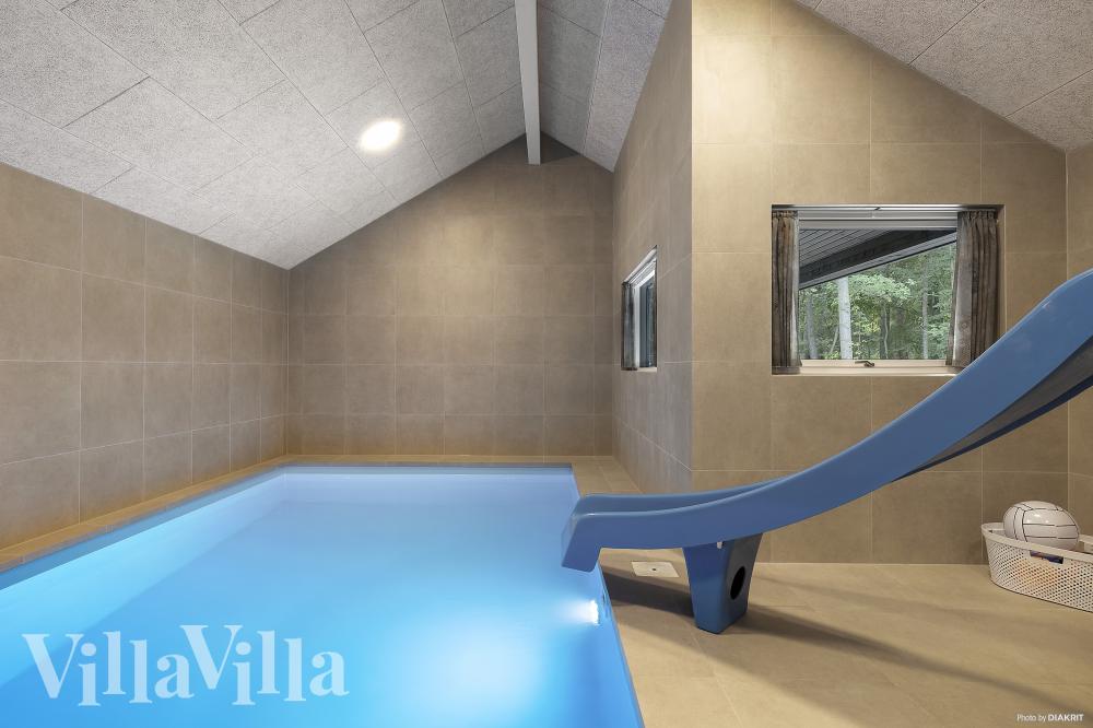 Das Ferienhaus 973 hat einen schicken Poolbereich mit Wasserrutsche, einem geräumigen, eingelassenen Whirlpool und einer Sauna.