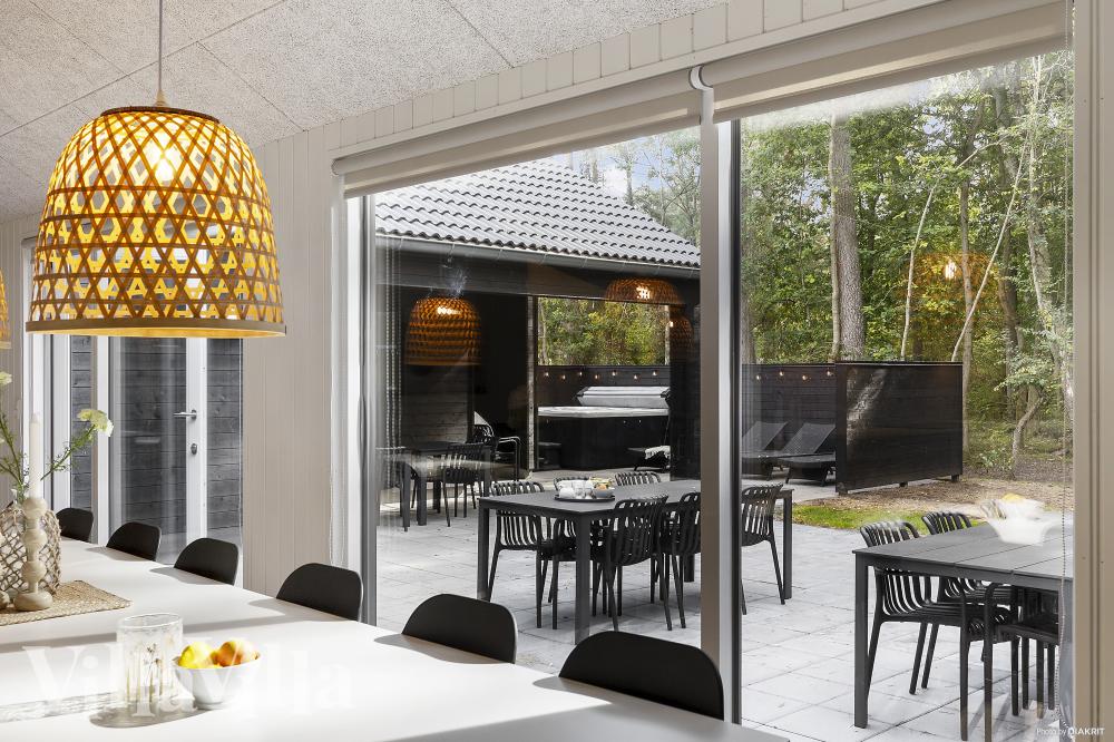 Der große, lichtdurchflutete Aufenthaltsraum im Luxusferienhaus Nr. 973 für 20.