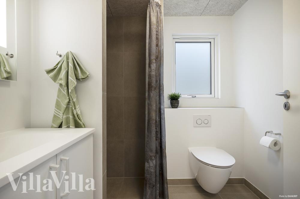 Eines der Badezimmer im Luxusferienhaus Nr. 973