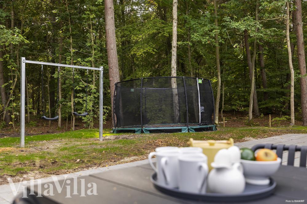 Zu dem attraktiven Ferienhaus Nr. 973 in Bornholm gehört auch ein tolles Angebot im Außenbereich, z. B. Spieleturm und Schaukeln