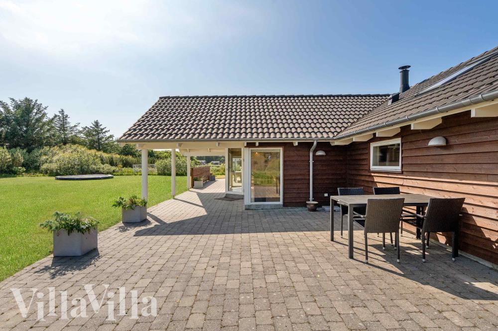 Genießen Sie einen Grillabend auf der Terrasse des Luxusferienhauses Nr. 236 in Nordjütland