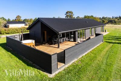 Diese schicke Haus mit Whirlpool Nr. 1029 mit Platz für 12 Personen liegt in Nordjütland