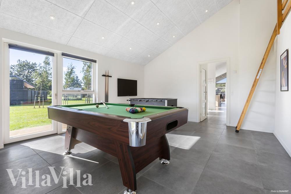 Neben den vielen schönen Stunden, die man im Poolbereich des Hauses verbringen kann, bietet das Luxusferienhaus 1029 auch Spielevergnügen bei Billard/Tischtennis und Darts