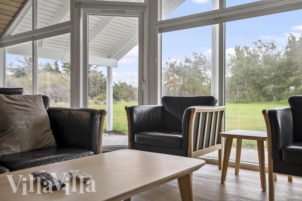 Die Couch im Luxusferienhaus Nr. 236 in Nordjütland lädt zu Gesellschaftsspielen oder zu Kinoabenden ein.