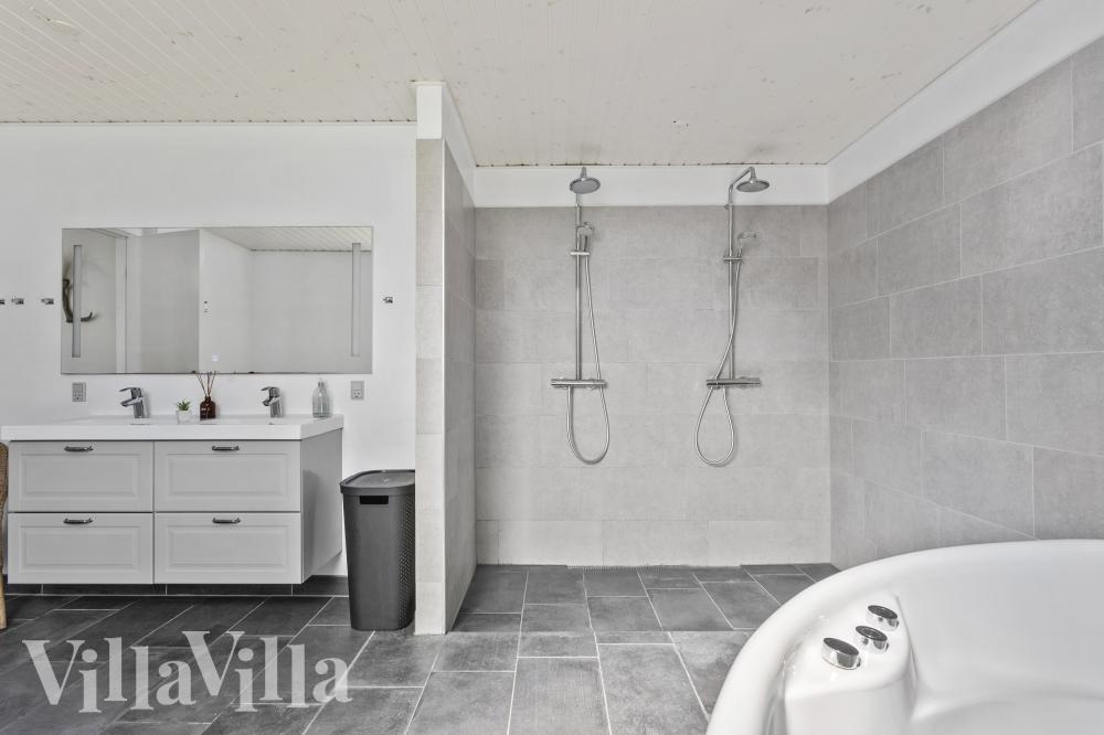 Eines der Badezimmer im Luxusferienhaus Nr. 1016