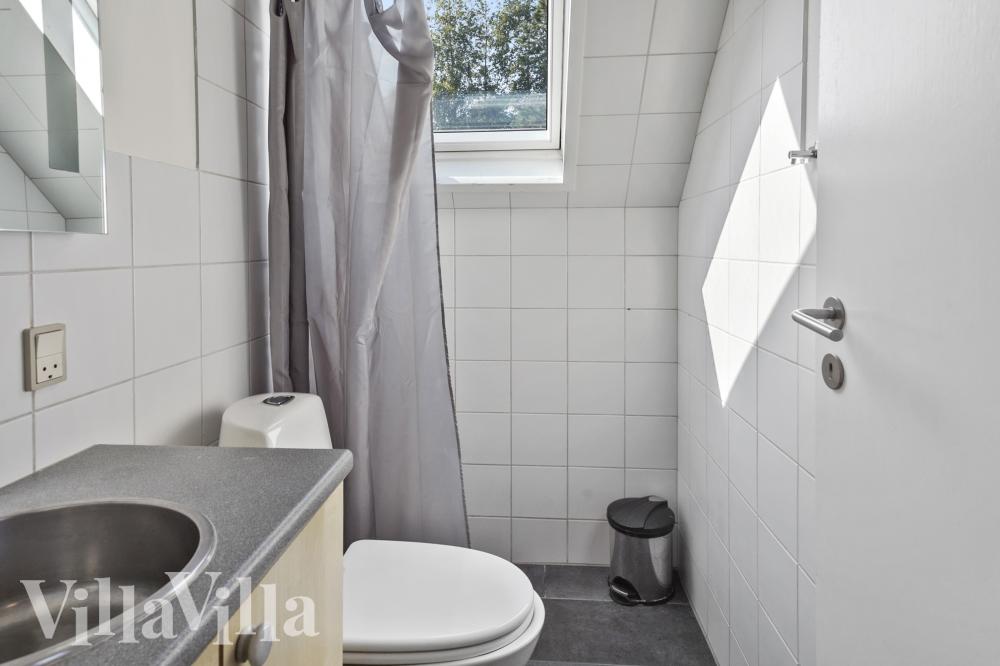 Im Luxusferienhaus Nr. 1016 für 14 Personen gibt es ein Bad mit Dusche.
