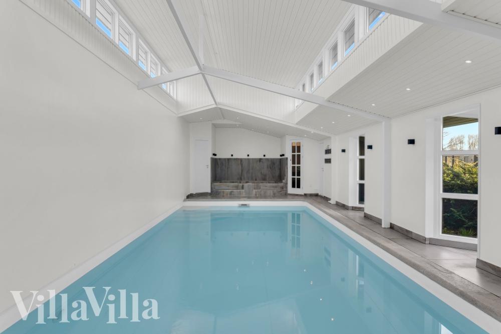 Das Ferienhaus 1024 hat einen schicken Poolbereich mit Wasserrutsche, einem geräumigen, eingelassenen Whirlpool und einer Sauna.