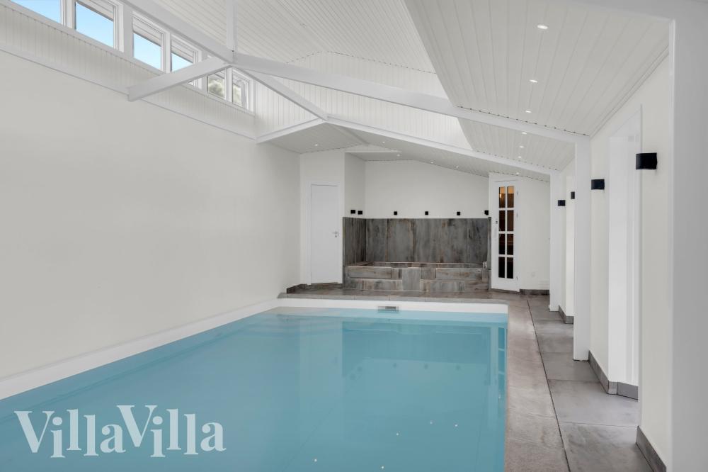 Der schicke Pool im Luxusferienhaus Nr. 1024 für 12 Personen
