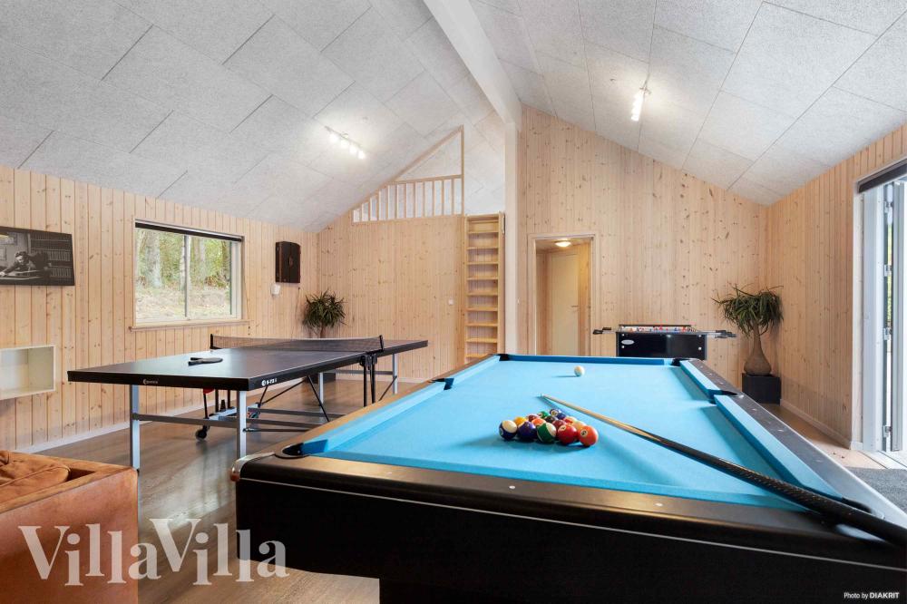 Neben den vielen schönen Stunden, die man im Poolbereich des Hauses verbringen kann, bietet das Luxusferienhaus 335 auch Spielevergnügen bei Billard/Tischtennis und Darts