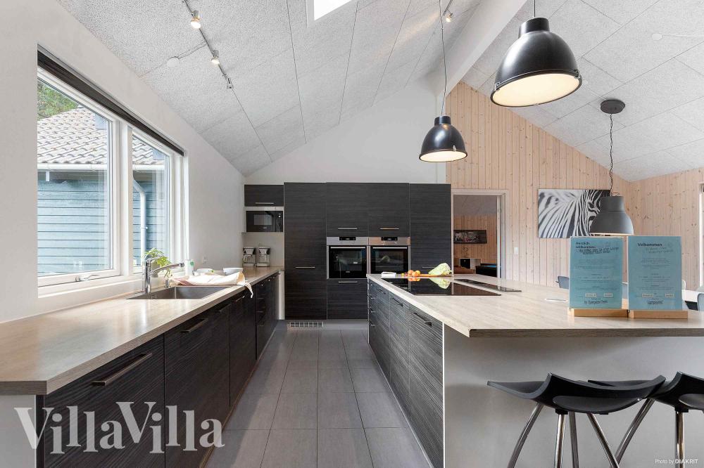 Die Küche in dem Luxusferienhaus Nr. 335 ist so gut ausgestattet, dass man problemlos Mahlzeiten für 24 Personen zubereiten kann.