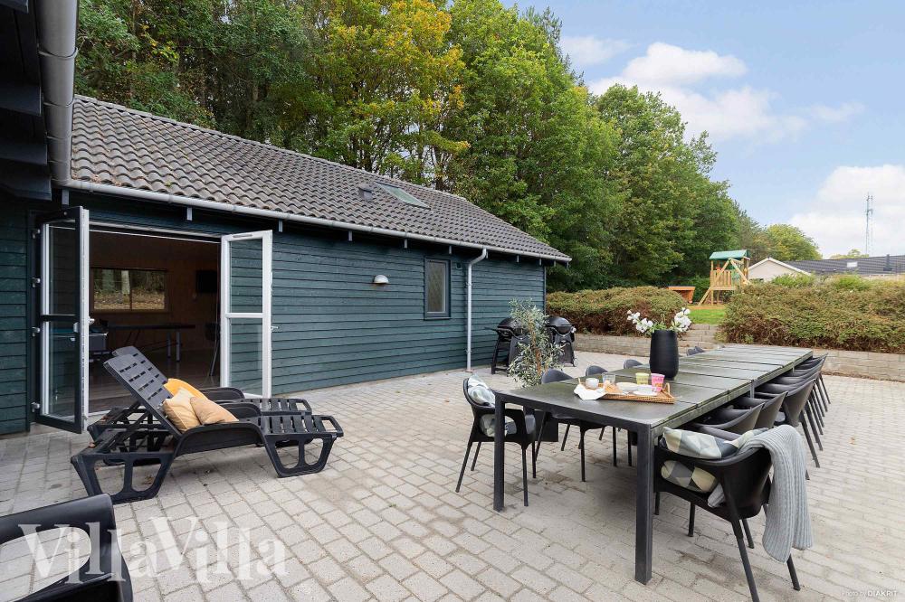 Genießen Sie einen Grillabend auf der Terrasse des Luxusferienhauses Nr. 335 in Ostjütland