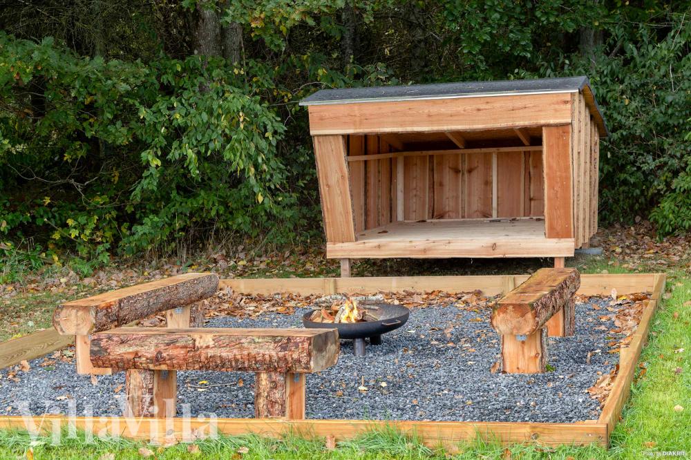 Zu dem attraktiven Ferienhaus Nr. 335 in Ostjütland gehört auch ein tolles Angebot im Außenbereich, z. B. Spieleturm und Schaukeln