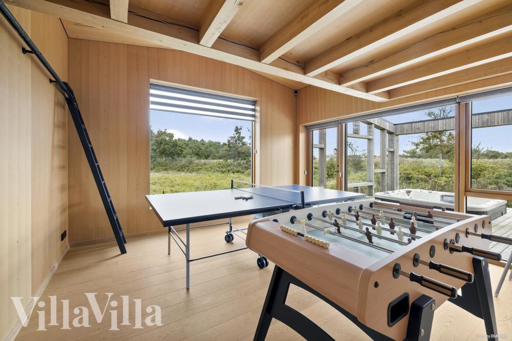 Neben den vielen schönen Stunden, die man im Poolbereich des Hauses verbringen kann, bietet das Luxusferienhaus 1030 auch Spielevergnügen bei Billard/Tischtennis und Darts