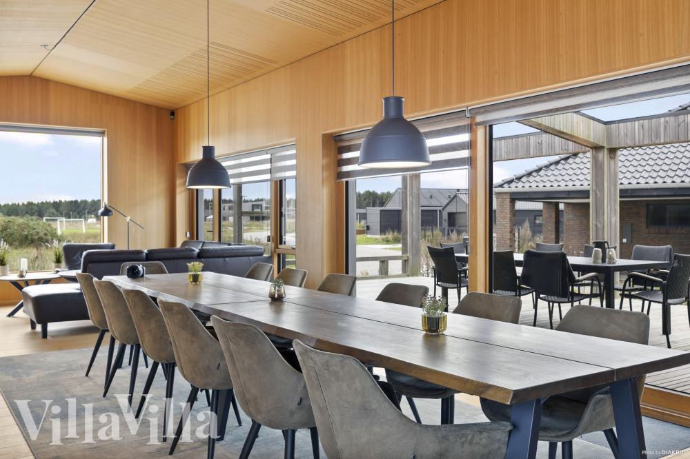 Der große, lichtdurchflutete Aufenthaltsraum im Luxusferienhaus Nr. 1030 für 12.