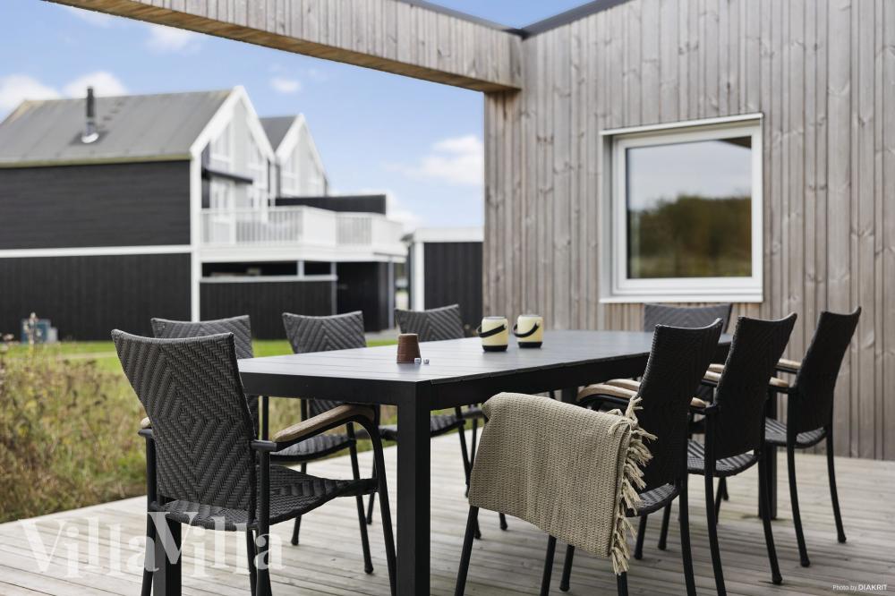 Das Luxusferienhaus Nr. 1030 hat eine tolle Terrasse, die mit hochwertigen Gartenmöbeln für 12 Personen ausgestattet ist.
