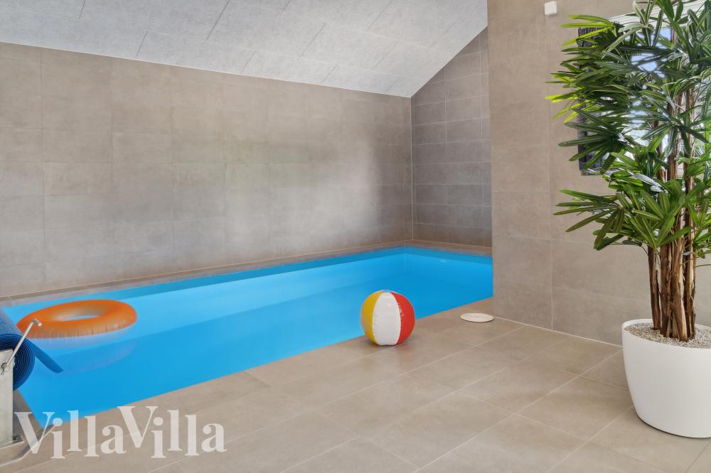 Das Ferienhaus 1026 hat einen schicken Poolbereich mit Wasserrutsche, einem geräumigen, eingelassenen Whirlpool und einer Sauna.