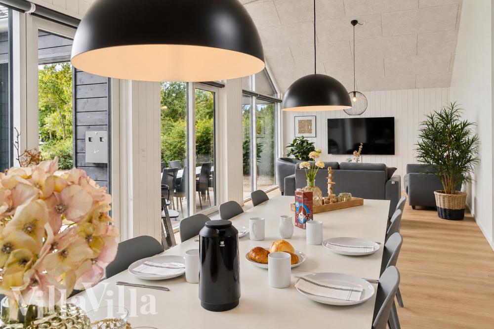 Der große, lichtdurchflutete Aufenthaltsraum im Luxusferienhaus Nr. 1026 für 14.
