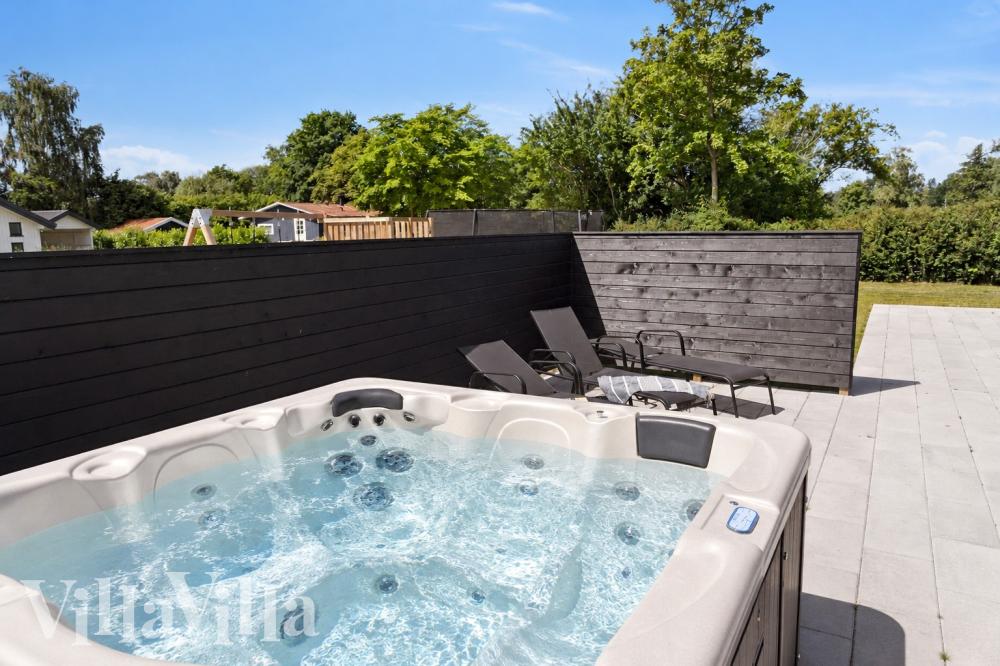 Genießen Sie den warmen Whirlpool im Luxusferienhaus Nr. 1026 in Fünen und seine Inseln