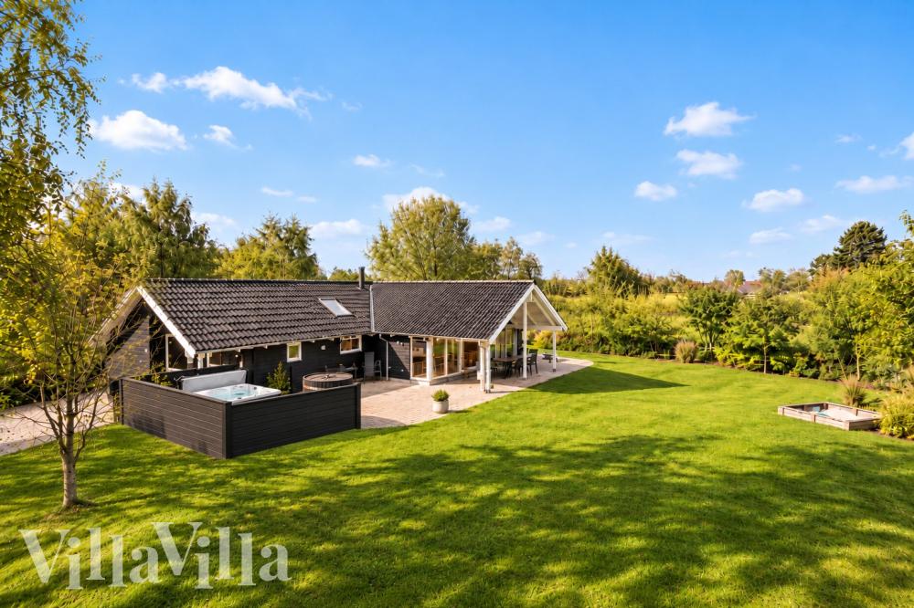 Diese schicke Haus mit Whirlpool Nr. 1004 mit Platz für 16 Personen liegt in Lolland/Falster/Mön