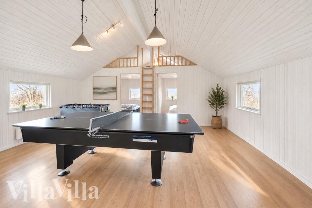 Neben den vielen schönen Stunden, die man im Poolbereich des Hauses verbringen kann, bietet das Luxusferienhaus 1004 auch Spielevergnügen bei Billard/Tischtennis und Darts