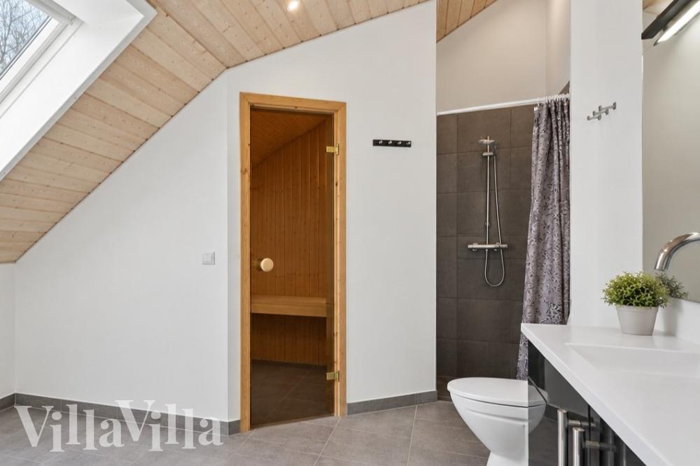 Eines der Badezimmer im Luxusferienhaus Nr. 1004