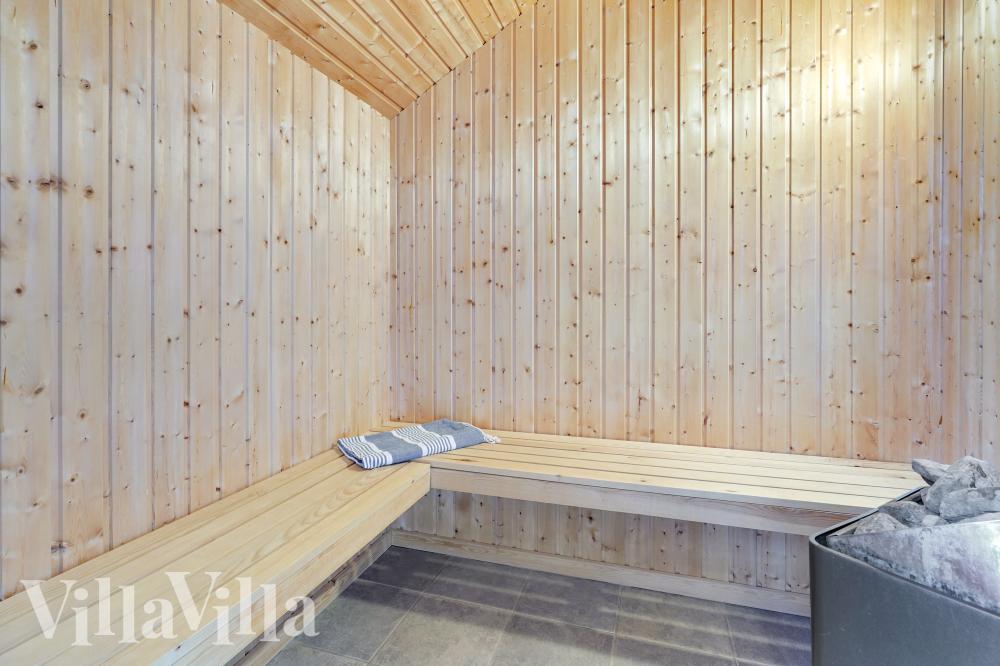 Genießen Sie die heiße Sauna im Luxusferienhaus Nr. 1004 für 16 Personen