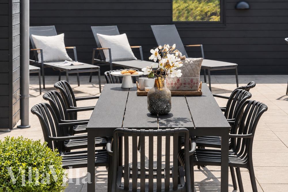 Auf der Terrasse des Ferienhauses Nr. 1027 ist Platz für 12 Personen.