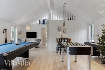Neben den vielen schönen Stunden, die man im Poolbereich des Hauses verbringen kann, bietet das Luxusferienhaus 1021 auch Spielevergnügen bei Billard/Tischtennis und Darts