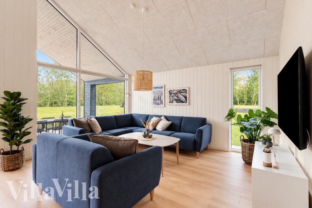 Die Couch im Luxusferienhaus Nr. 1021 in Lolland/Falster/Mön lädt zu Gesellschaftsspielen oder zu Kinoabenden ein.