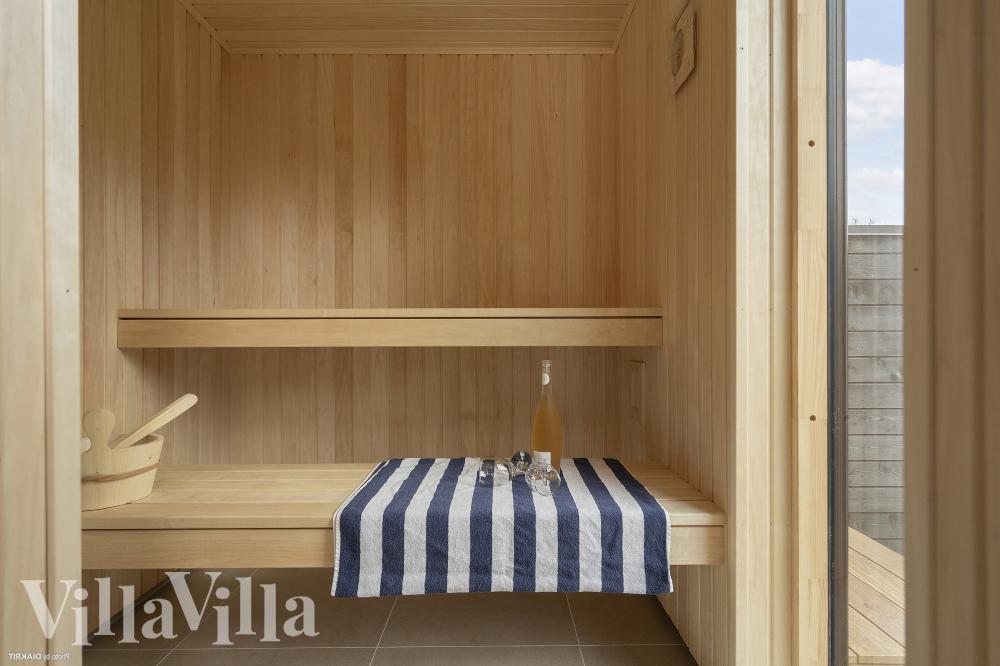 Genießen Sie die heiße Sauna im Luxusferienhaus Nr. 1021 für 20 Personen